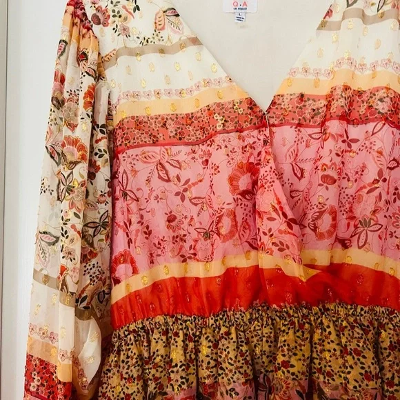 Beautiful flowy dress size large by Q&A with metallic pieces throughout - Picture 4 of 4